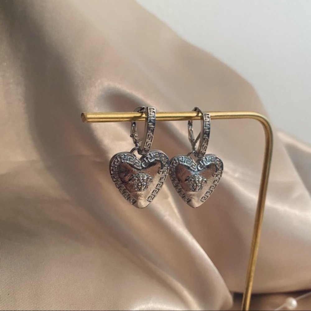 Roman Art Portrait Heart Huggie Earrings Silver - Picture 5 of 10